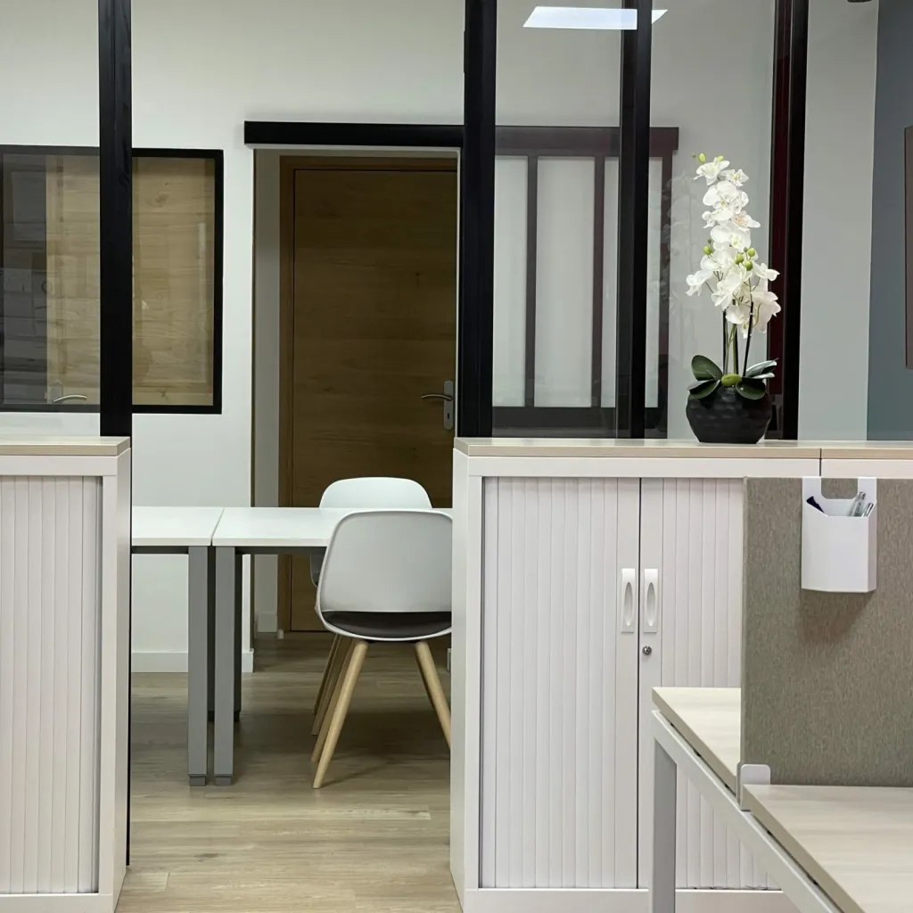 Salle de réunion vitrée et moderne, pensée pour la collaboration, par l’Atelier D. architecte d’intérieur à Bordeaux.