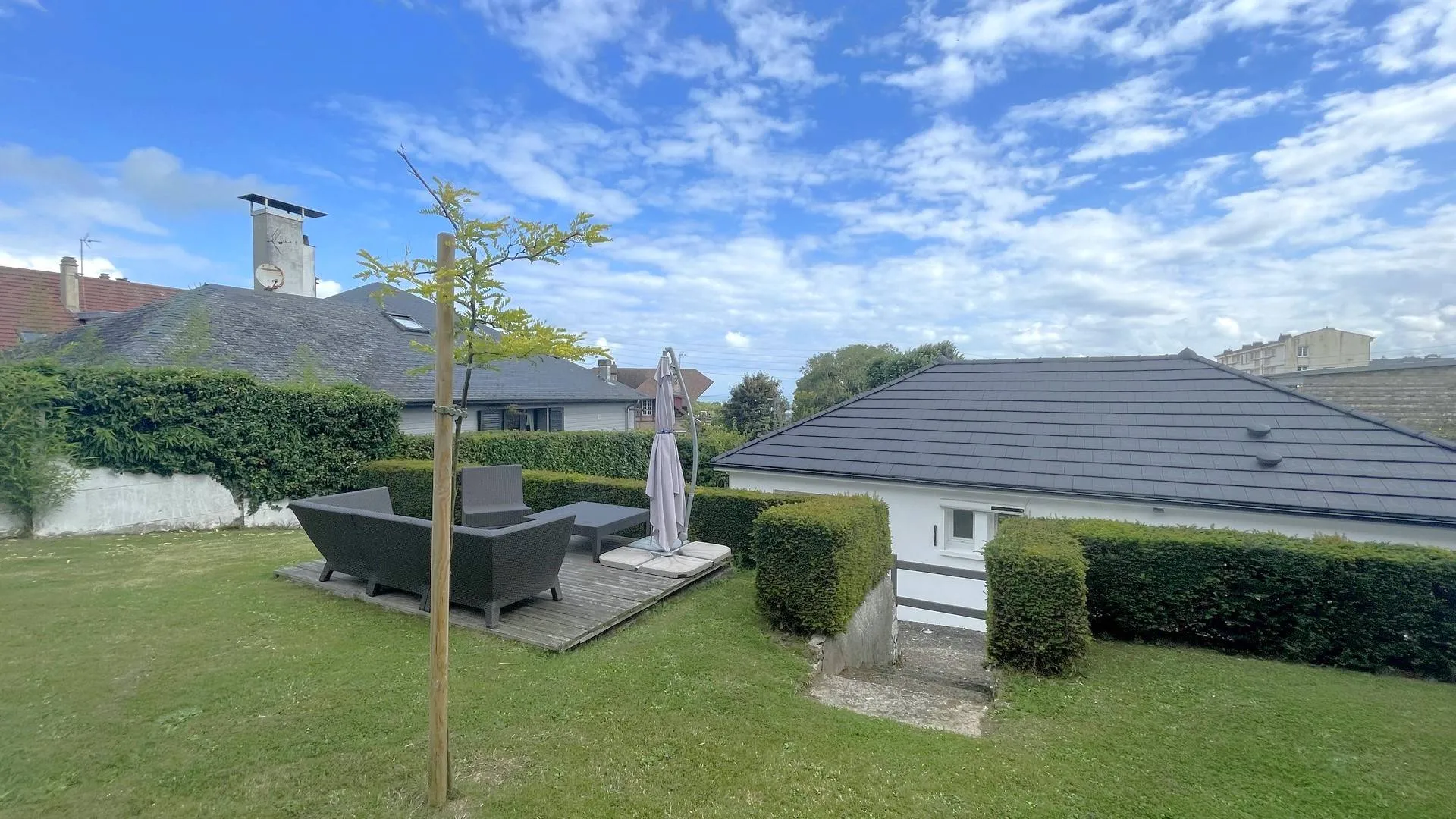 Maison rénovée à vendre avec accès rapide à la plage : Située à 10 minutes à pied de la plage de Dieppe, cette maison est idéale pour ceux qui recherchent un cadre de vie agréable et proche de la mer.
