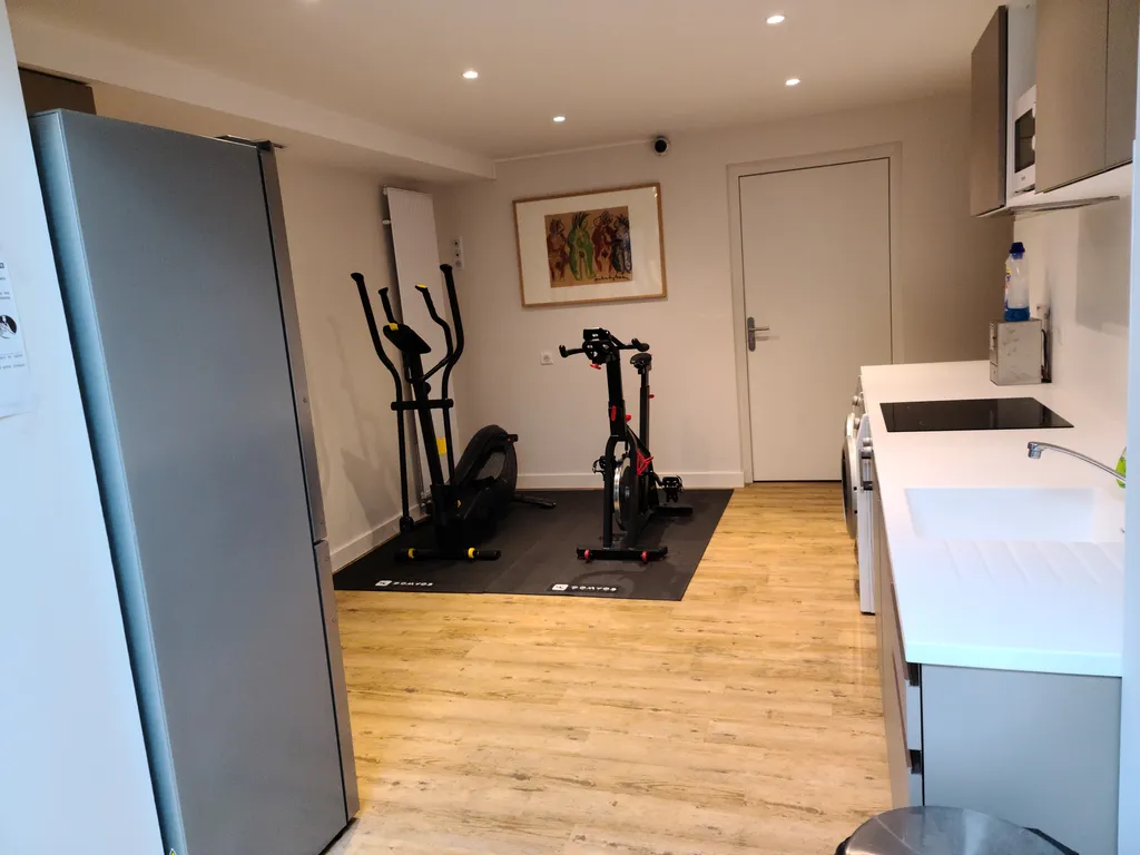Nous proposons des locations de moyennes et  longues durées, en chambres, suites et appartements meublés, dans de petits ensembles  résidentiels de standing, en coliving, sur Bordeaux, Talence et Pessac