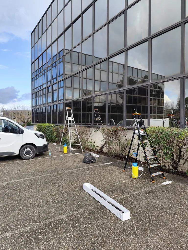 INSTALLATION SUR BATIMENT DE BUREAUX FILMS NATURAL 80 XC PROTECTION CONTRE LA CHALEUR ET LUMINOSITÉ SUR AIX LA DURANNE 13