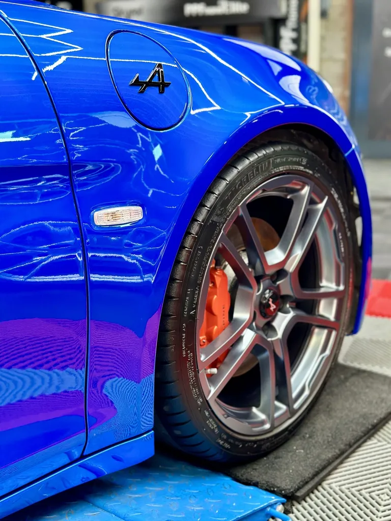 film de protection PPF alpine A110 Lyon traitement céramique protection carrosserie voiture de sport