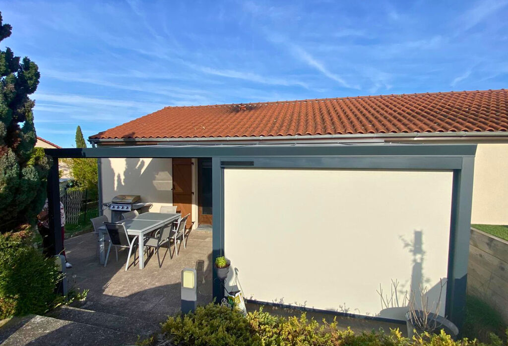 Installation pergola sur-mesure fabriquée en France avec store zip motorisés à Pont-du-Chateau (63)