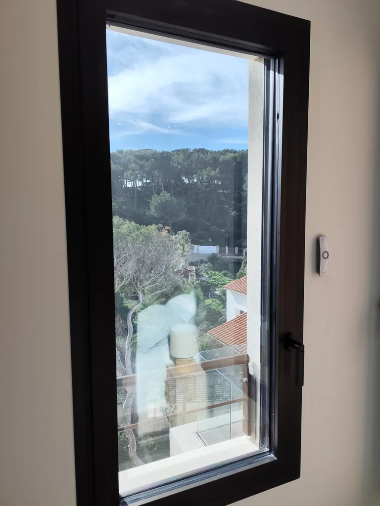 Pose de films solaire anti chaleur sur un puit de lumière et fenêtres chez un particulier au Rove 13