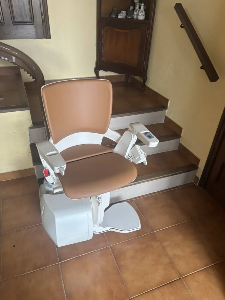 Départ 1er nez de marche mais fauteuil monte-escaliers OTOLIFT Smart au plus près du sol aux Pennes Mirabeau à Marseille