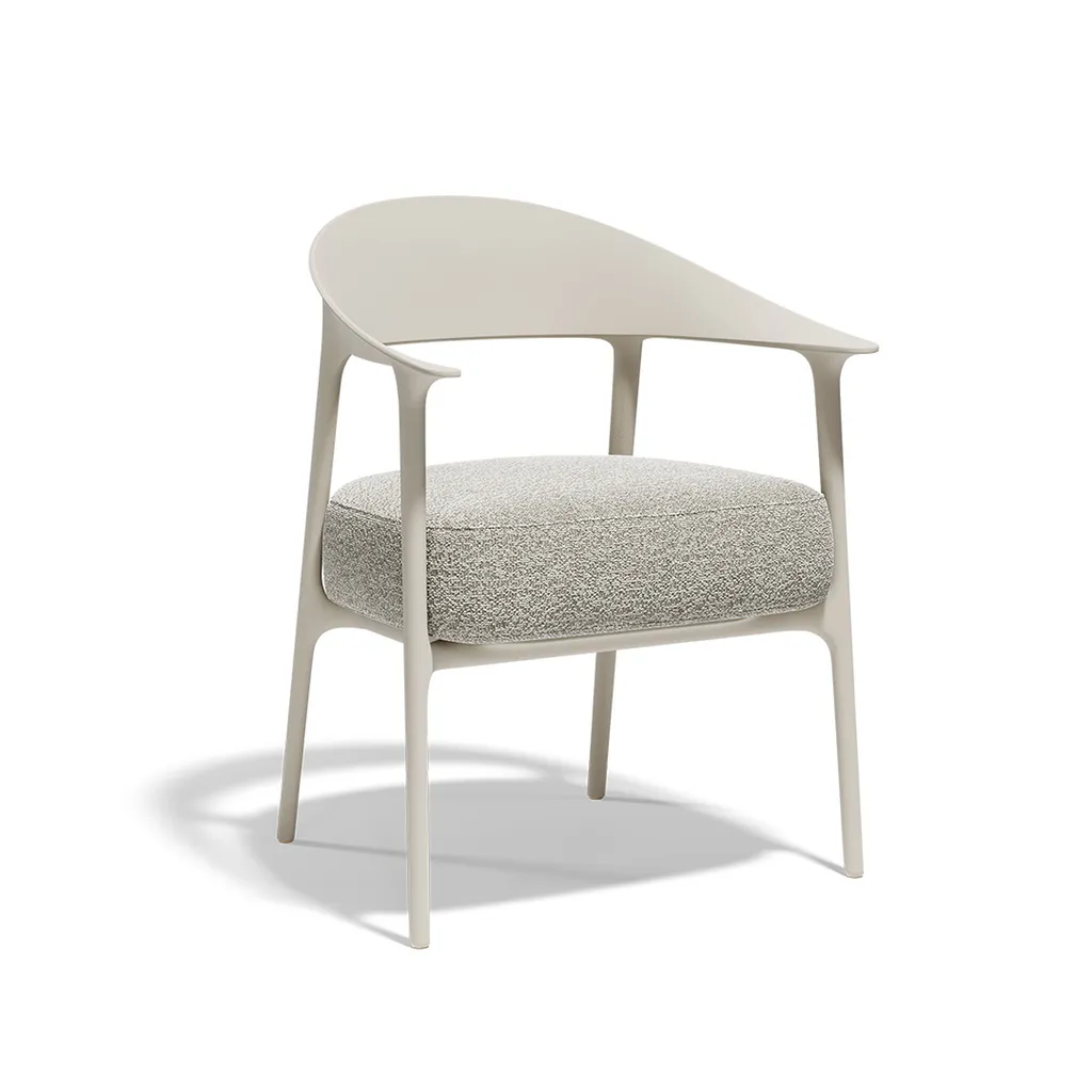 Chaise design haut de gamme en polypropylène, alliant confort et élégance, avec option mousse outdoor – disponible chez Ginette Design à Labège, proche Toulouse