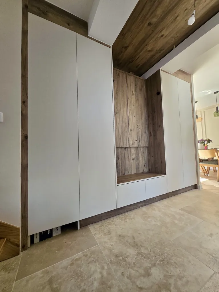 Réalisation de rangements discrets sur mesure en bois massif 