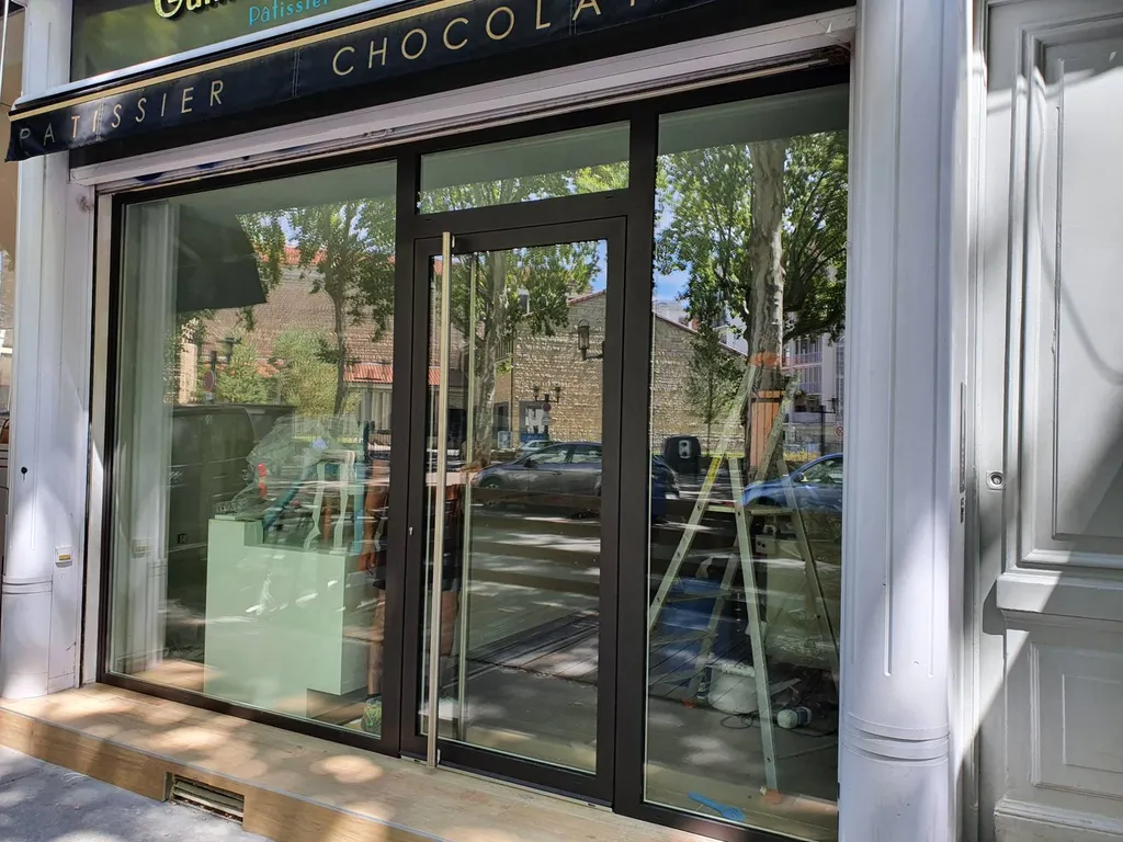 Pose d'une vitrine en aluminium pour un pâtissier / chocolatier à Mâcon, en Saône-et-Loire