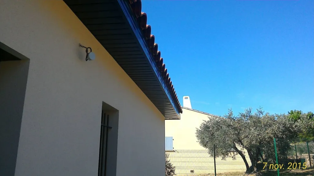  débord de toit avec sous face aluminium ardoise à Bollène dans le Vaucluse