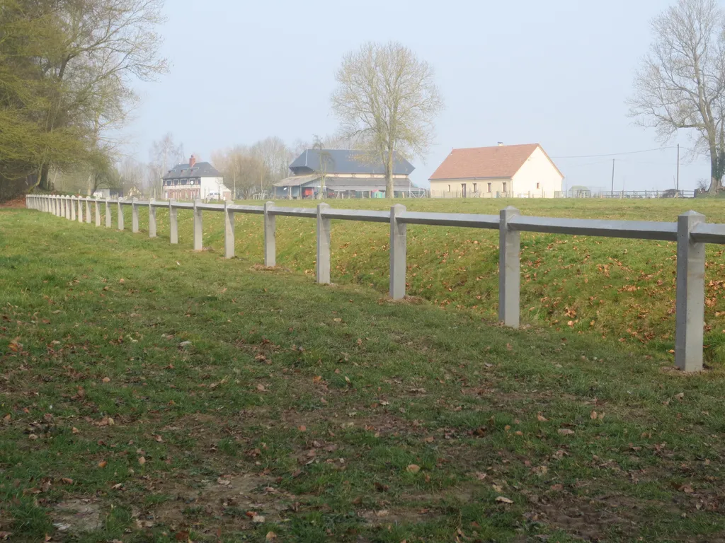 Installation de Clôtures Équestres en Béton, Lisses de Sécurité et Délimitation de Haras à Lisieux dans le Calvados (14) pour une Robustesse Inégalée