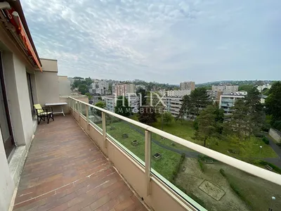 Le Pecq 5 pièces de 100 m2, Vue dégagée de la terrasse en dernier étage dans une résidence de Standing, au calme