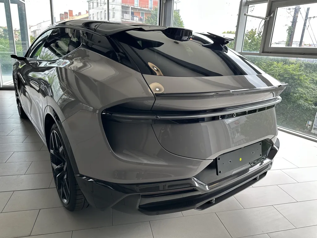 Lotus Eletre : traitement céramique GYEON Pure et film PPF par EMB Detailing à Vaugneray proche de lyon 6
