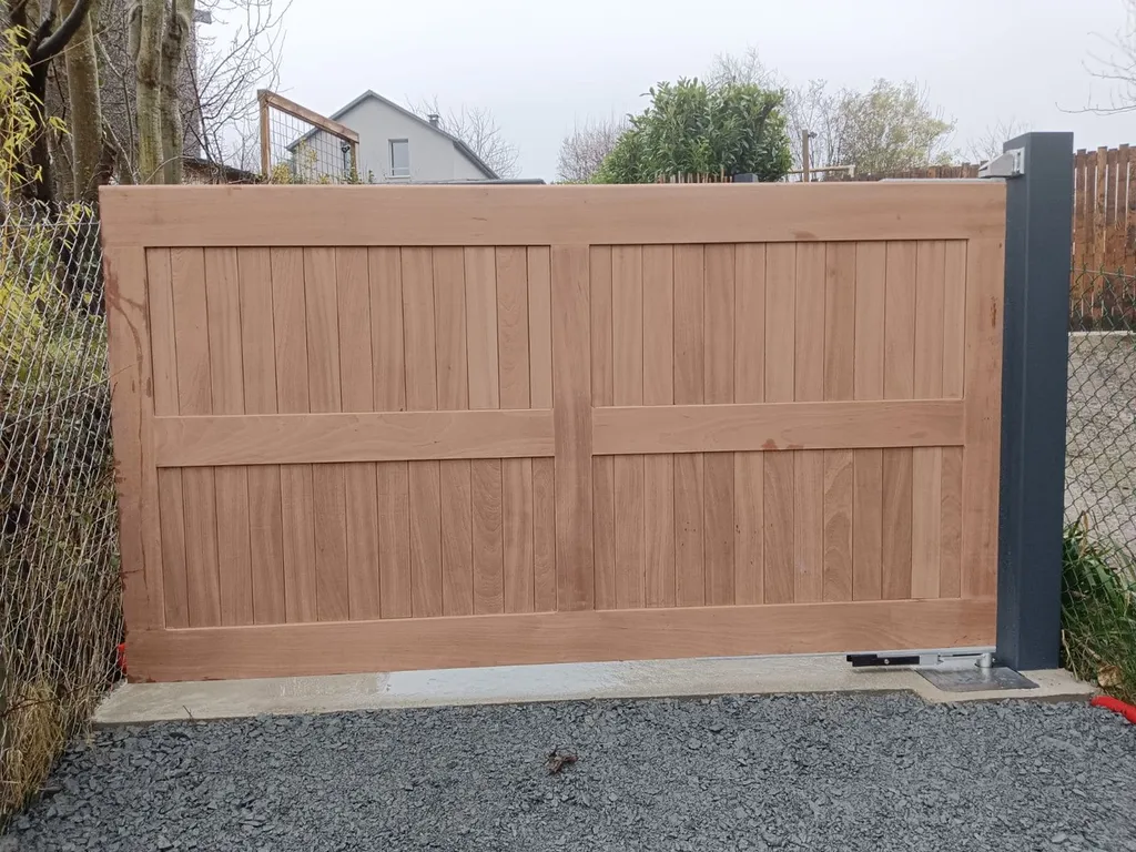 Installation de Portail Bois Exotique Coulissant Motorisé, Modèle Plein Sur-Mesure à Honfleur dans le Calvados 14 et Deauville