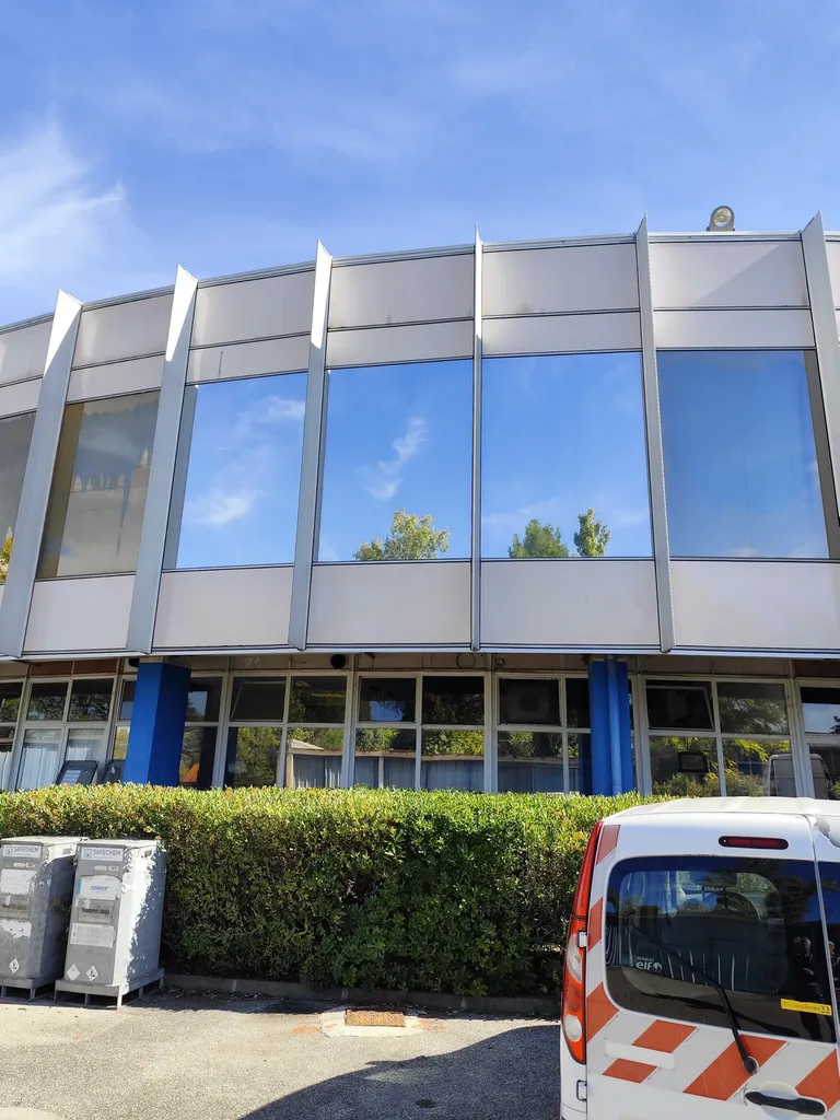 Pose de film solaire réfléchissant à Aix-en-Provence : solution anti-chaleur pour baies vitrées et façades de bureaux et entreprises