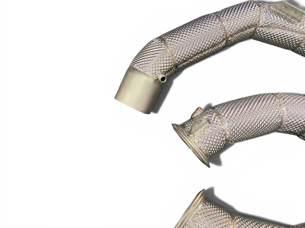 Downpipe d’échappement JU Exhaust pour BMW M5 F90 4.4 V8 bi-turbo. Pièce performance en inox haute qualité conçue pour optimiser le flux des gaz, réduire les restrictions du catalyseur d’origine et améliorer la puissance, le couple et la réactivité du mot
