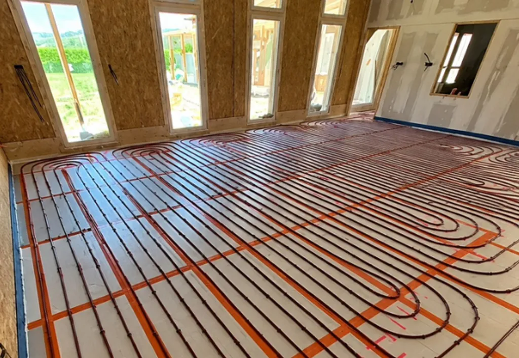 Mise en œuvre des boucles du plancher chauffant pour une diffusion homogène de la chaleur.