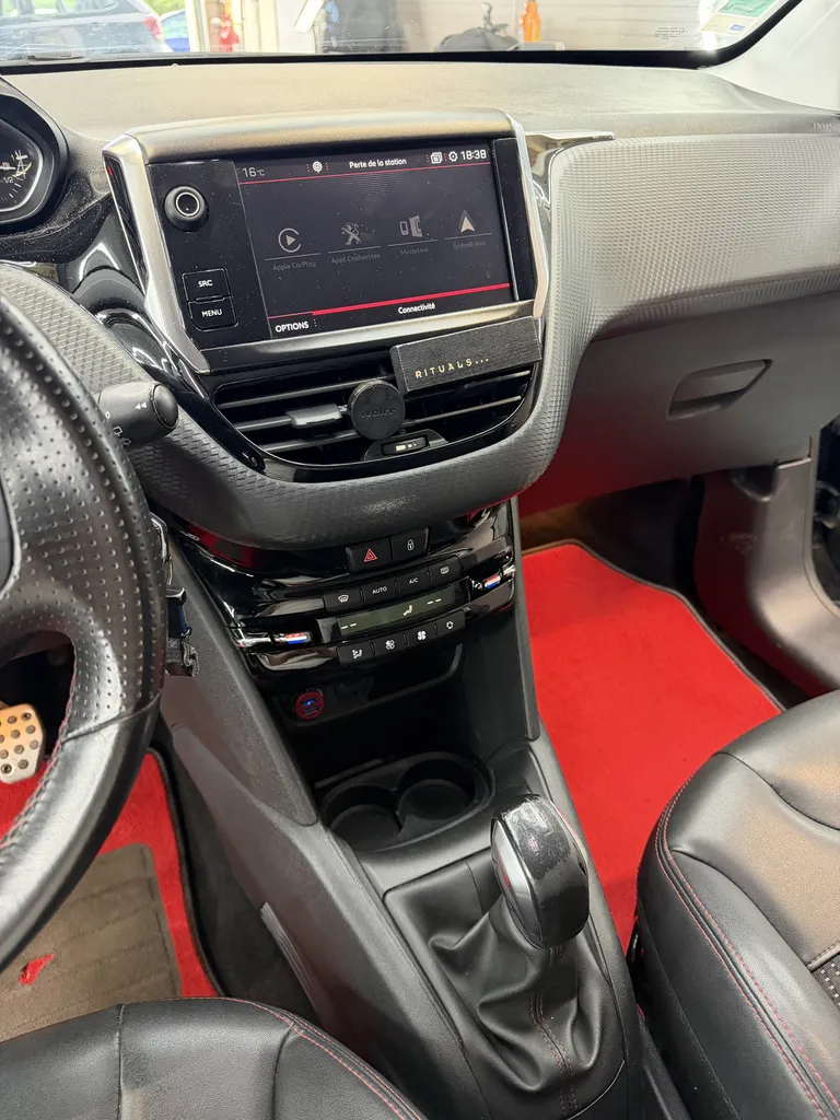 208 GT LINE 1.2 PURETECH 110CHV / ENTRETIEN PEUGEOT / CAMERA DE RECUL