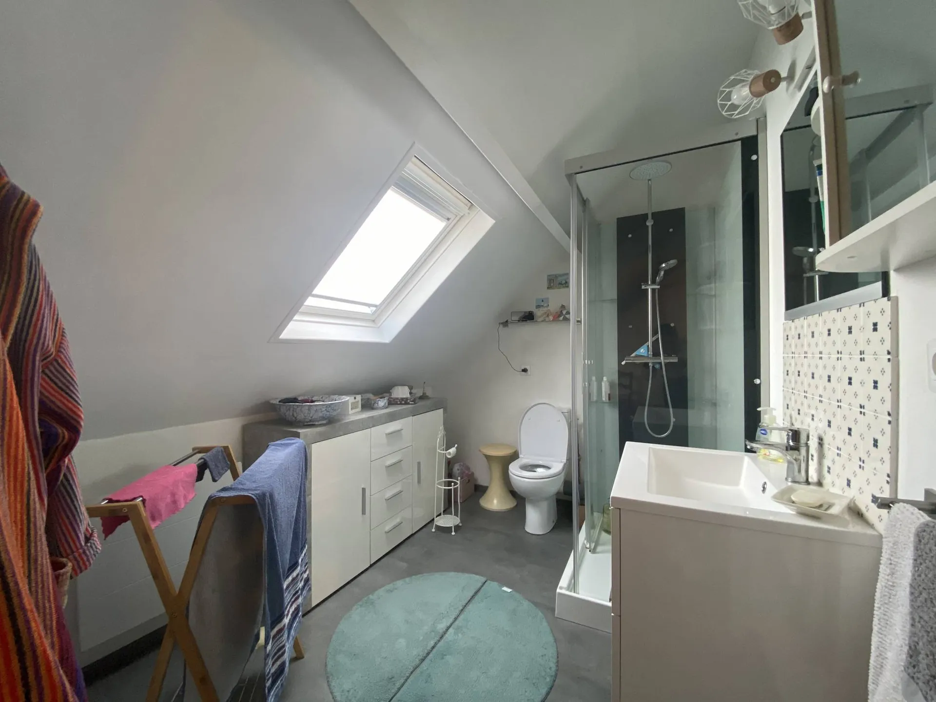 A vendre maison avec deux salle de bains, 4 chambres et stockage suffisant