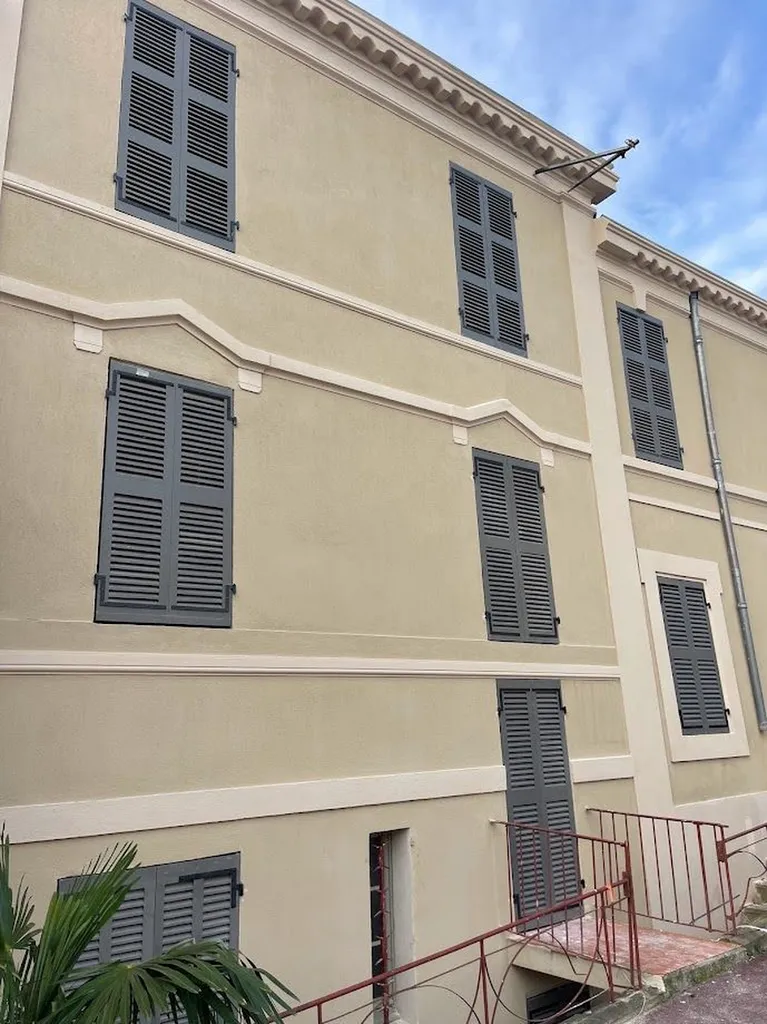 Remplacer vos volets par des volets marseillais en bois sur mesure pour moderniser et protéger votre maison à Marseille