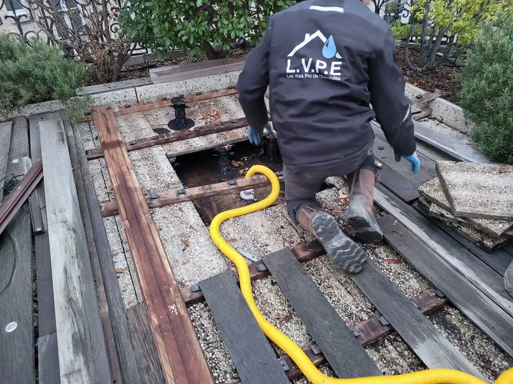 Faire appel à un expert en réparation fuite toiture terrasse à Pantin pour diagnostiquer les causes réelles de votre humidité au plafond.