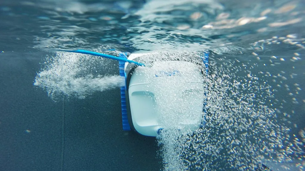 Robot de piscine Maytronics - Dolphin S300i - Aquarev'Piscines - Ongles 04230