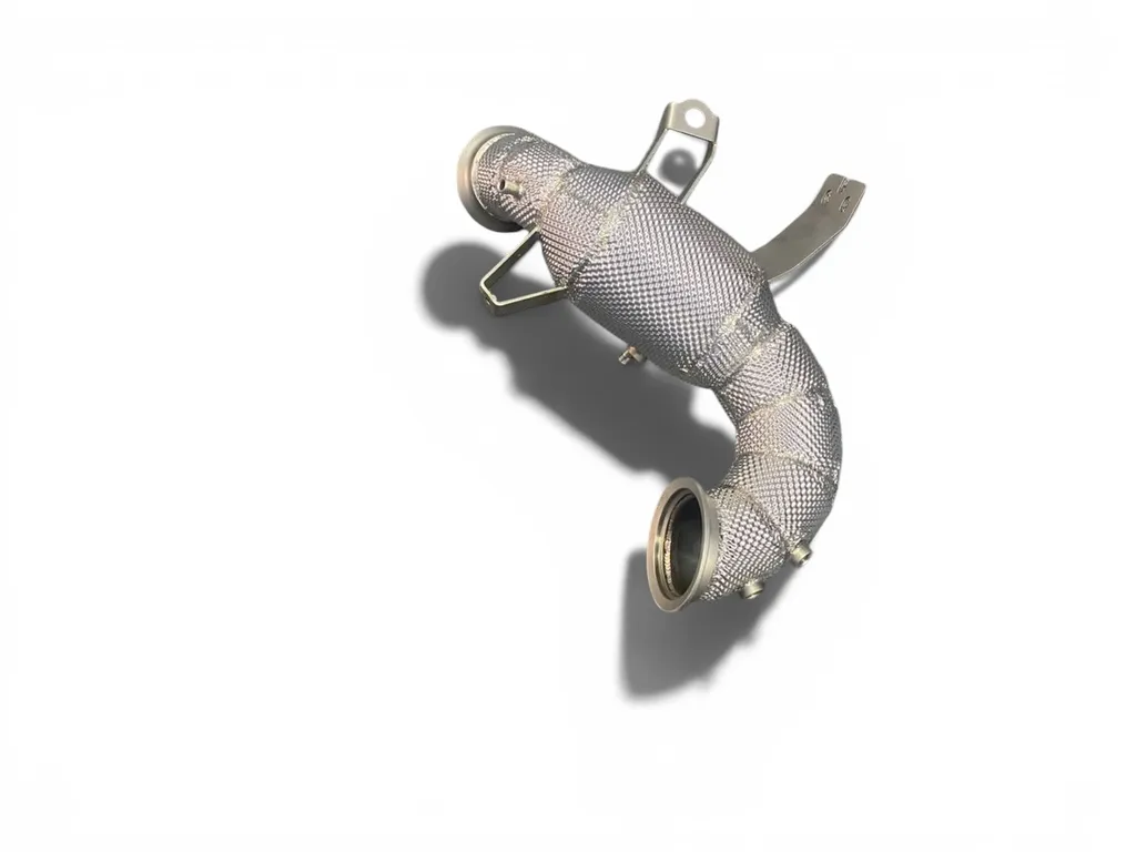 Downpipe catalyseur sport JU Exhaust pour Mercedes-AMG A45 S, CLA45 S et GLA45 S 2.0 turbo. Pièce performance en inox optimisant le flux des gaz d’échappement, réduisant les contre-pressions et améliorant la réactivité du moteur pour un gain de performanc