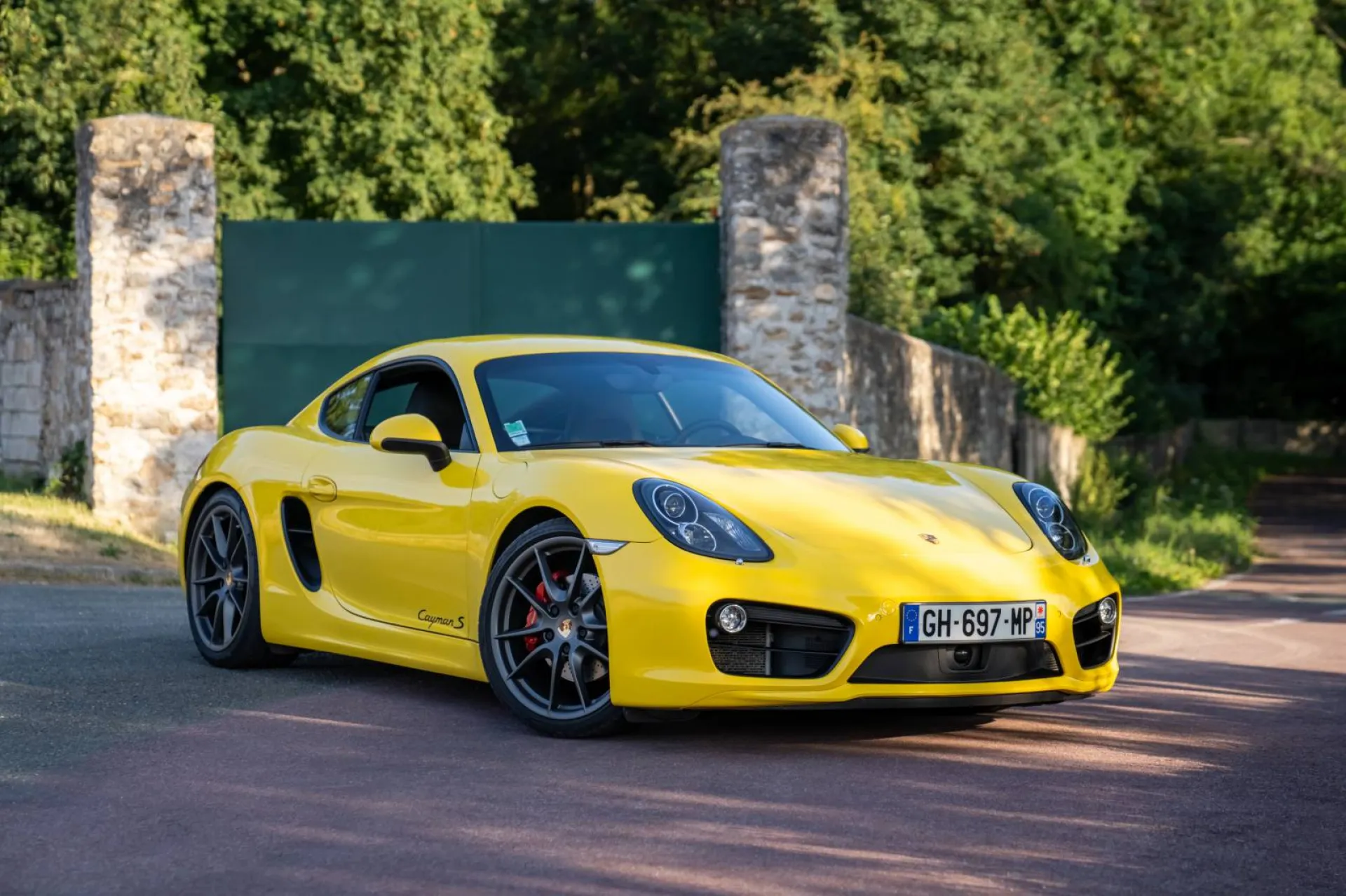 Photographe professionnel pour réaliser des photographies intérieur, extérieur de voiture de luxe Marne la Vallée dans le département de la Seine et marne