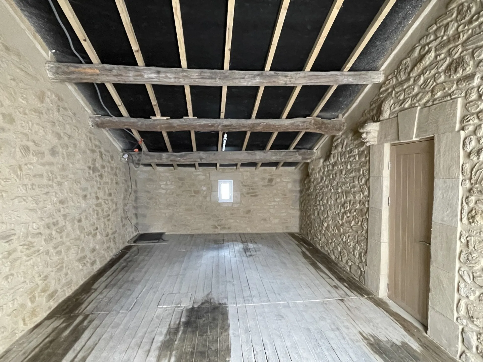 Rénovation des murs d’une chambre parentale à la chaux à Causses et Veyran proche de Béziers dans l’Hérault