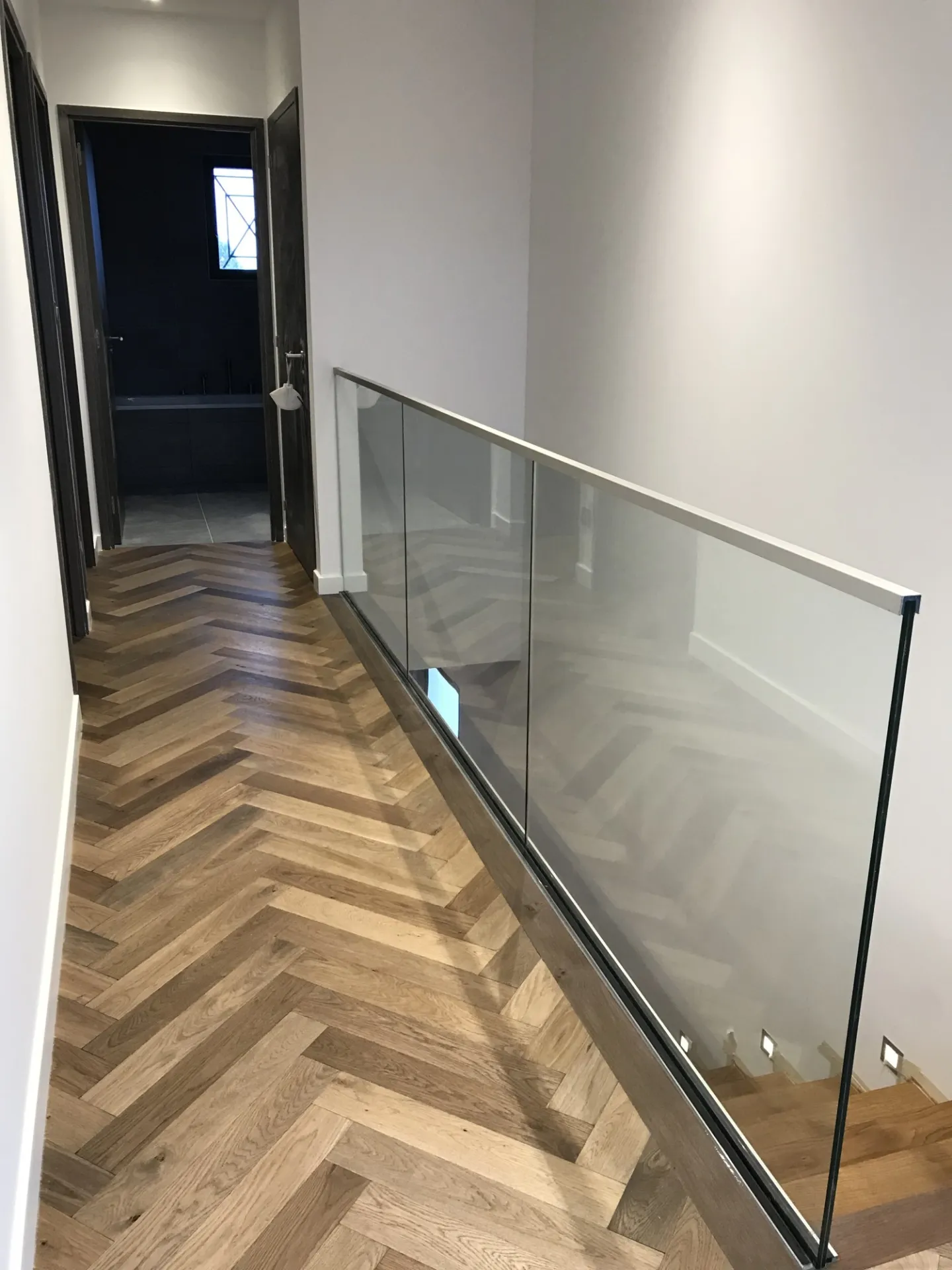 Pose de parquet collée en bâton rompu