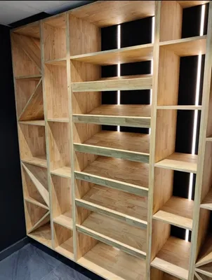 Création d’une cave à vin sur mesure en hévéa massif teinté huilé pour un aménagement haut de gamme à Gémenos