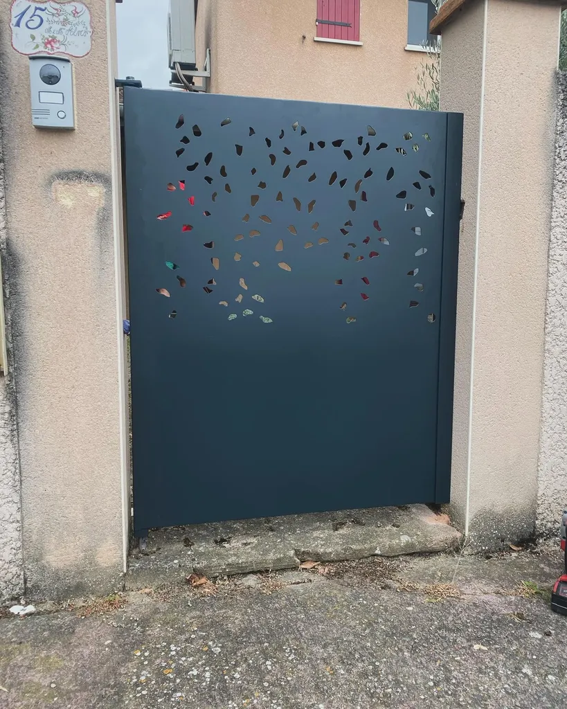 Fabrication et pose de portail et portillon personnalisé avec découpe laser a Blagnac en Haute-Garonne