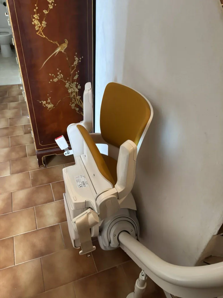 accès garage libéré avec ce parking à 180° de ce fauteuil monte escalier OTOLIFT Smart dans cet escalier intérieur 2/4 tournant entre Manosque et Forcalquier