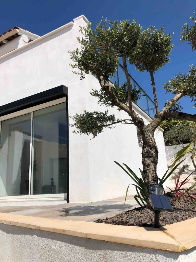 Villa neuve sur Martigues avec menuiseries K-Line et volet Bubendorff ral 9005
