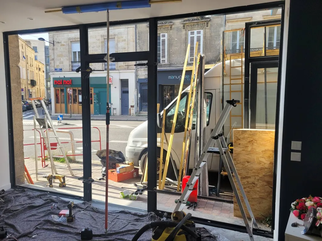 Sécurisation du chantier pour une installation de vitrine à Bordeaux