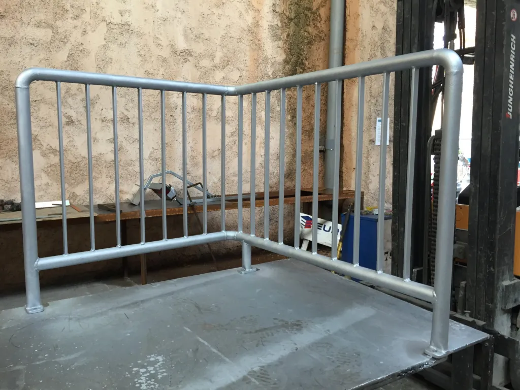 FABRICATION GARDE CORPS METALLIQUE DE SECURITE  POUR ANGLE CHATEAUNEUF LES MARTIGUES 13