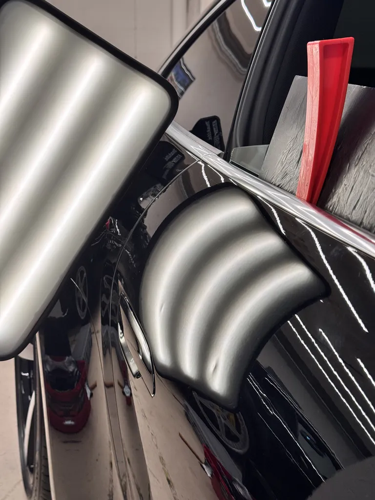 Débosselage sans peinture à domicile sur une porte en aluminium d'une Porsche 911 Carrera 4S à Paris (75)