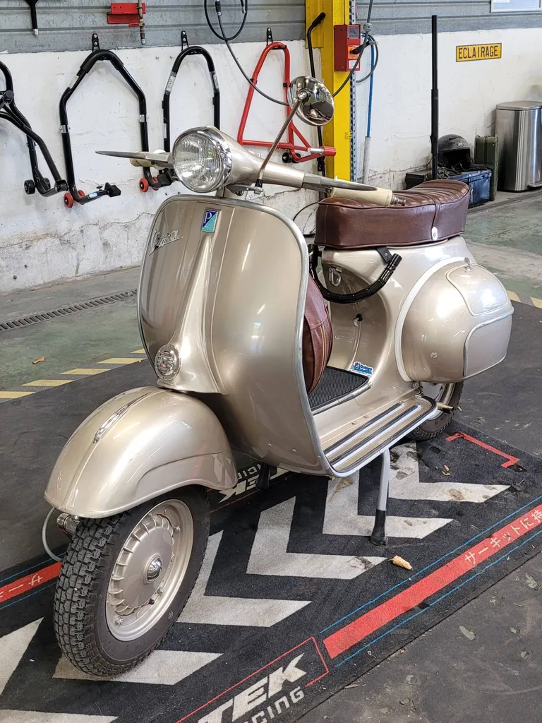 Passage d'une Vespa collection de 1960 au contrôle technique Autosur Martigues près de Fos-sur-Mer