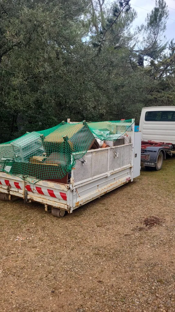 Location benne DIB 4m3 à Vidauban et La Valette-du-Var : Idéale pour évacuer cartons, plastiques, métaux, polystyrène et petits encombrants de chantier.