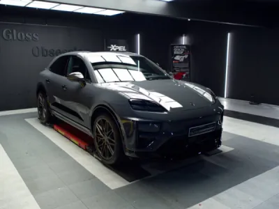 Porsche Macan avec une finition éclatante après un polissage complet, restauré à son état d'origine avec une brillance maximale.