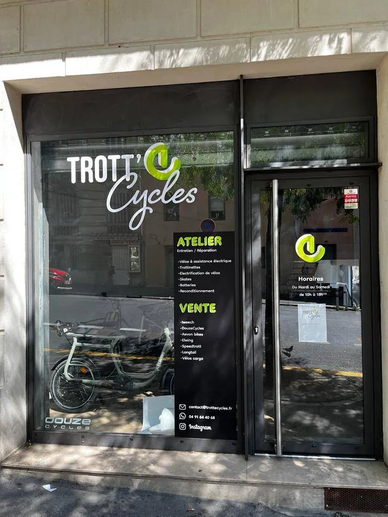 vitrine décoration adhésive cycles