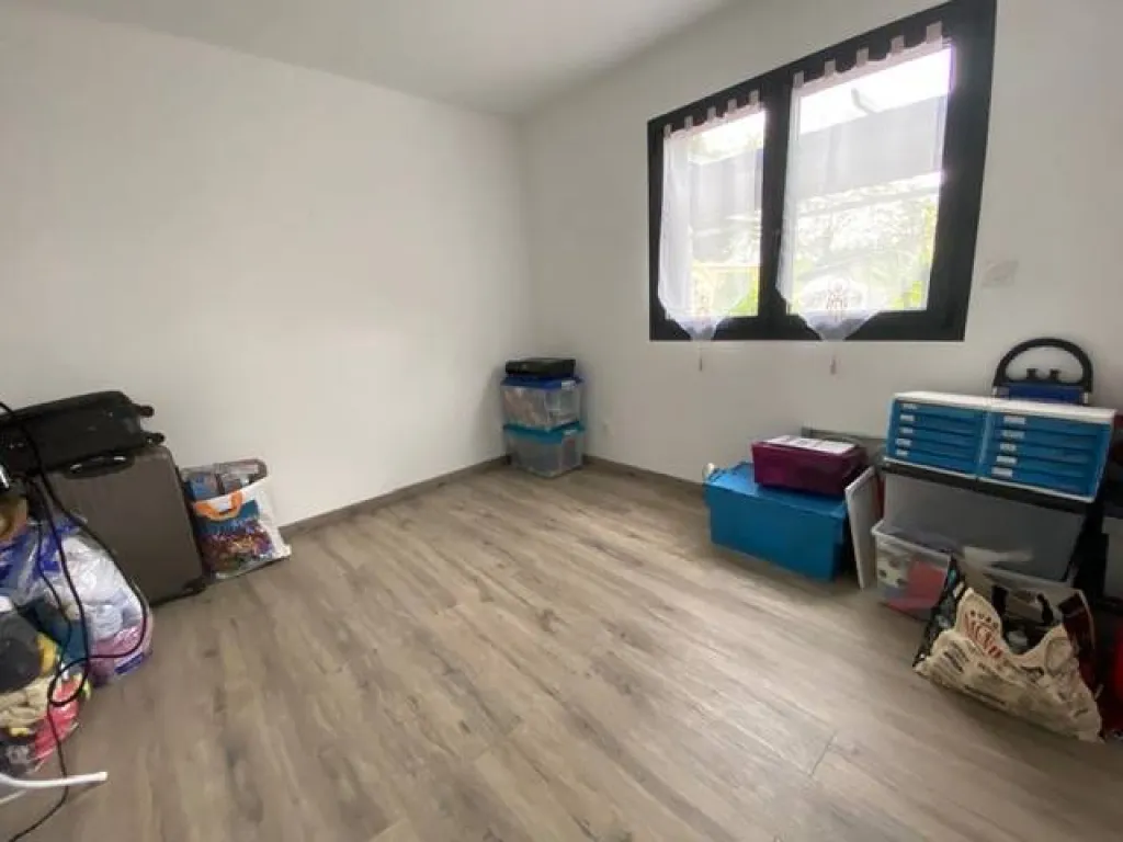 ce magnifique pavillon dispose de trois chambres