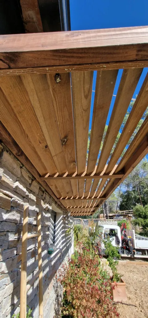 Fabrication et pose d'une ombrière bois sur mesure à Tourves Var 83
