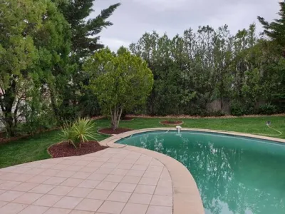 Tour de piscine en gazon en plaque