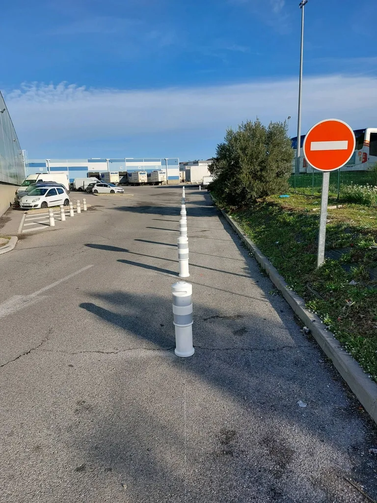 Fourniture et pose de balises ou bornes J11 pour un parking de plateforme logistique sur Vitrolles zone des Estroublans