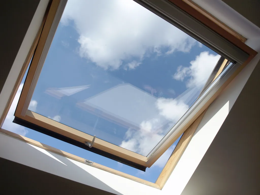 Installation d’un Velux sur toiture zinc à Marnes-la-Coquette avec pose sur mesure, gestion de la dilatation et prévention des infiltrations