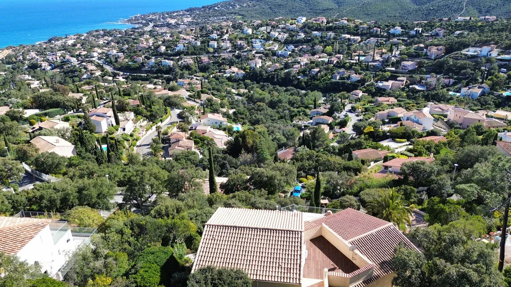 Les Issambres – Villa provençale dominant la Méditerranée. Vue panoramique exceptionnelle, piscine, 180 m² à sublimer selon vos envies.