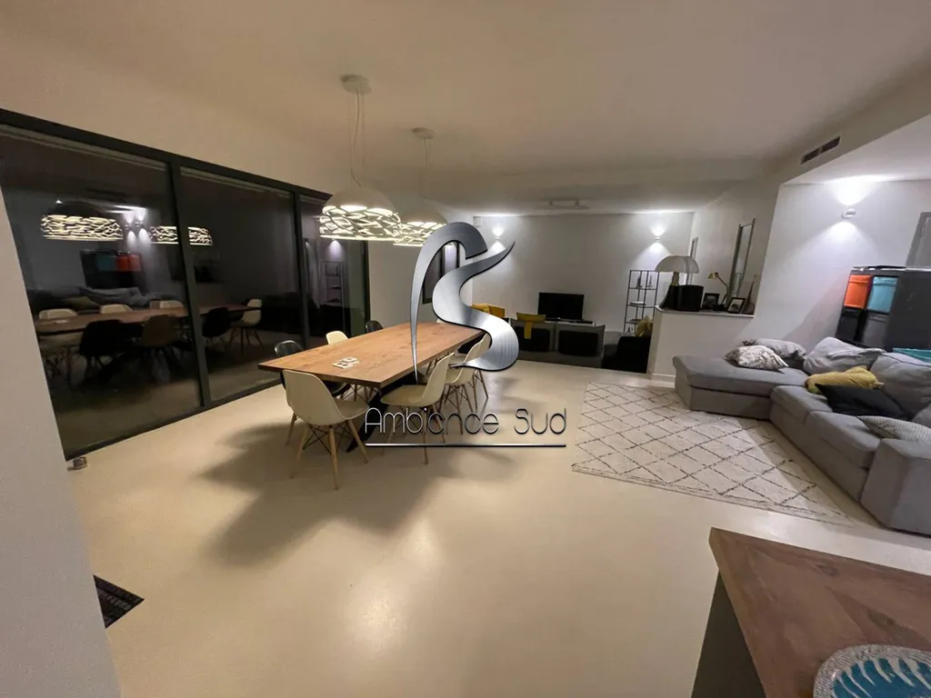 Recouvrir un ancien carrelage avec du béton ciré dans une maison en rénovation à Puyloubier 13