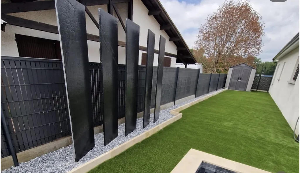 Création aménagements paysagers massif, gazon synthétique et dalle ardoise sur mesure à Saint-Jean-d’Illac