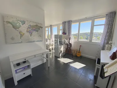 Le Pecq ? Centre : Appartement familial avec vue dégagée et belle luminosité