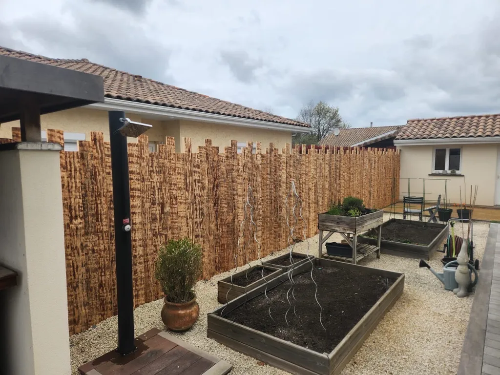 Clôture bois haut de gamme en croûte de pin à Sanguinet dans les Landes.