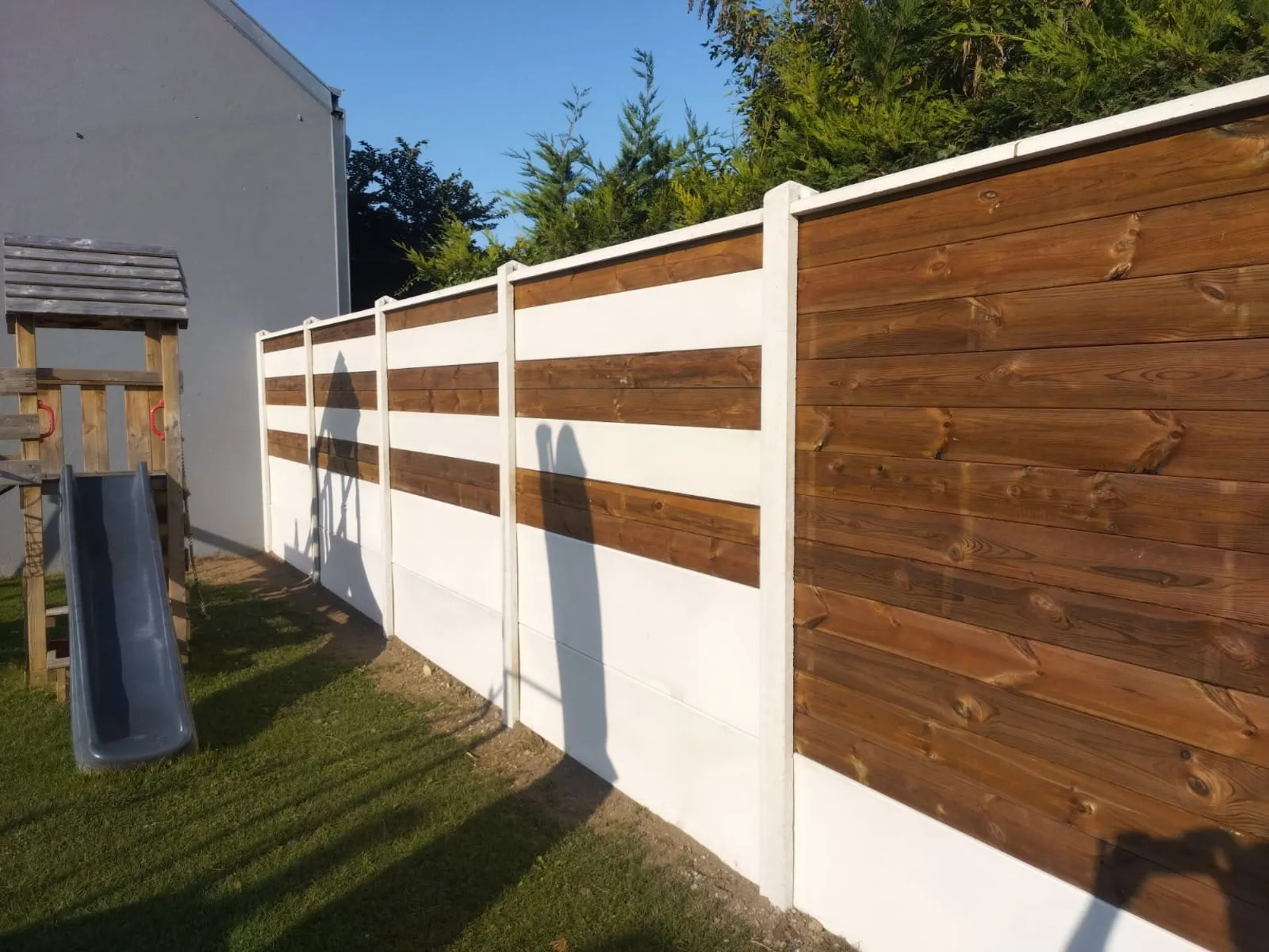 Installation de Clôture mixte béton bois, Panneaux de soubassement minéral et Palissades occultantes à Cormeilles dans l’Eure 27 et ses communes limitrophes de Normandie